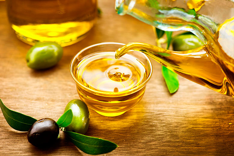 El aceite de oliva debe de pesar 0,917 kilogramos o 917 gramos que es lo mismo